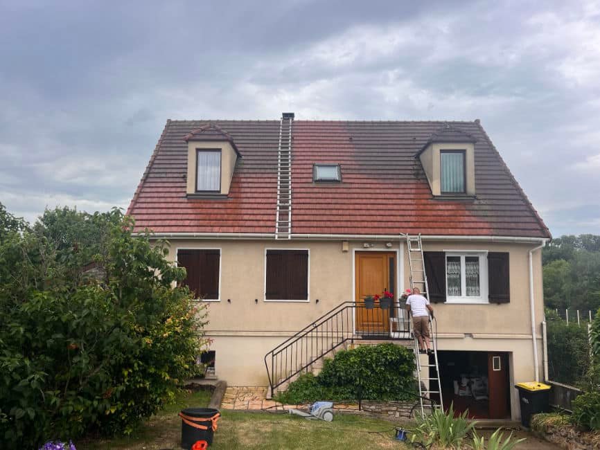 Nettoyage de toiture en tuile dans un pavillon à Cachan dans le 94 avec M ROBERT