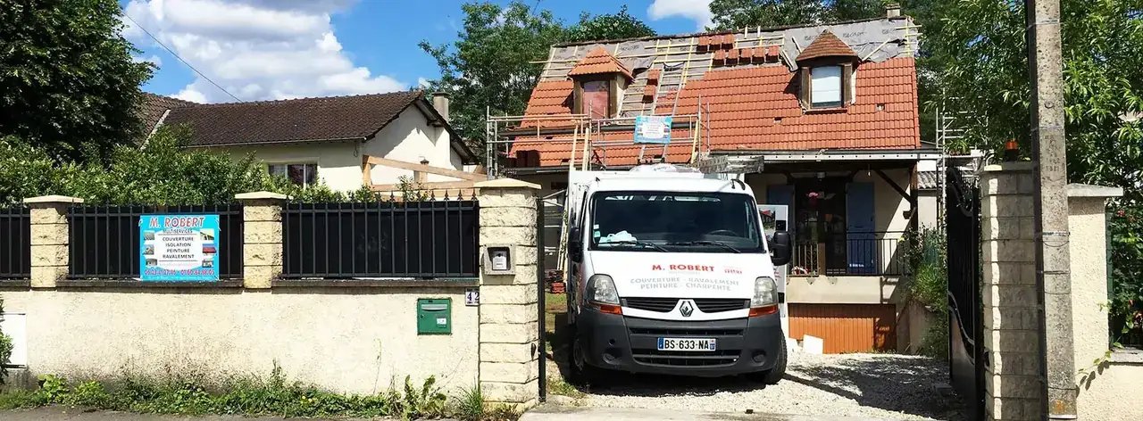 Couvreur 94 — Camion M. Jean-Jacques ROBERT devant un chantier de rénovation de toiture dans le Val-de-Marne
