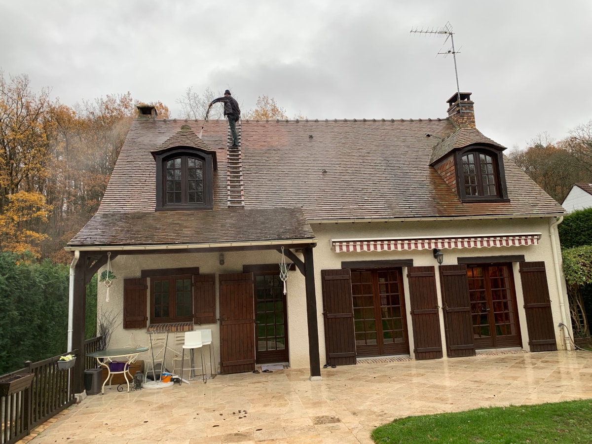 Nettoyage et démoussage de toiture au jet basse pression par M. Jean-Jacques ROBERT dans le Val-de-Marne