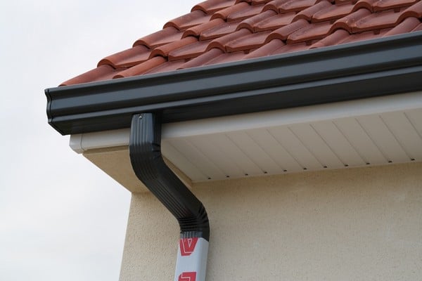 Pose de gouttières en aluminium sans raccord sur mesure dans le Val-de-Marne