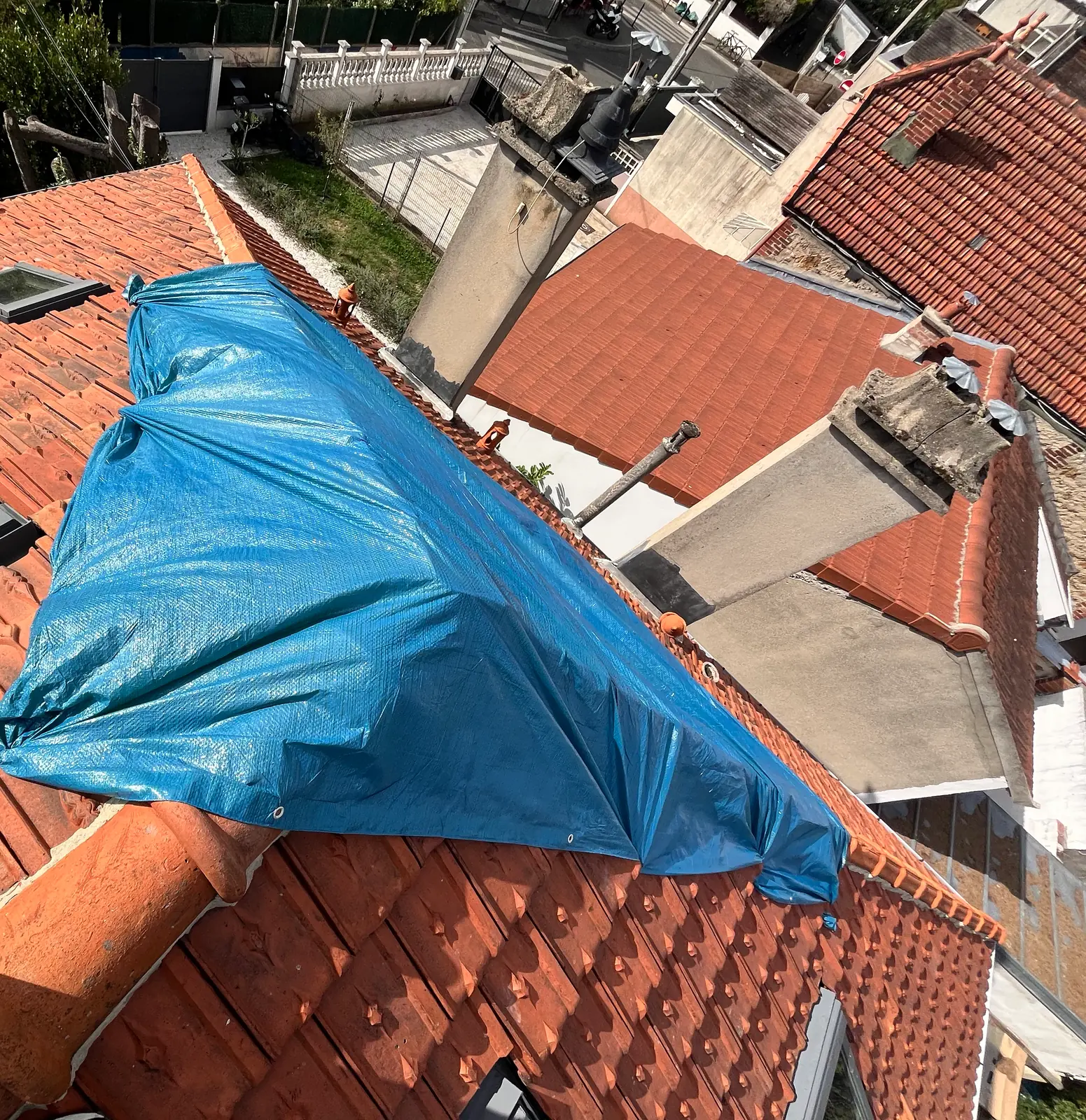Toiture bâchée en urgence à Villejuif : la bâche fixée de l'arêtier jusqu'au bas de la pente