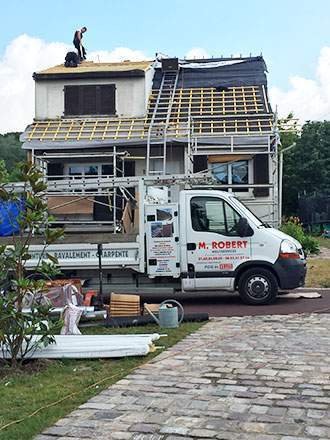 Camion d'intervention de M. Jean-Jacques ROBERT devant un chantier de couverture dans le Val-de-Marne