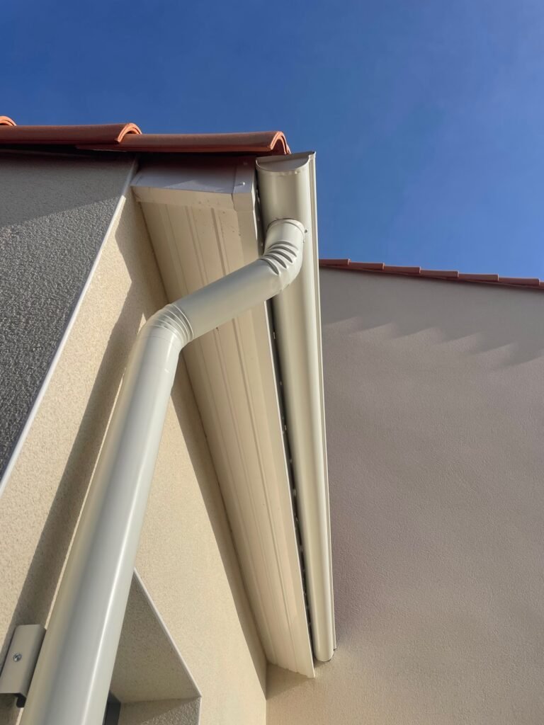 Gouttières aluminium sur mesure dans le Val-de-Marne par M. Jean-Jacques ROBERT