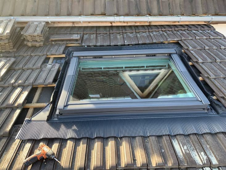 Pose d'une fenêtre de toit Velux en cours dans le Val-de-Marne
