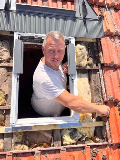 Gros plan de M. Jean-Jacques ROBERT en train de poser une fenêtre de toit Velux dans le Val-de-Marne