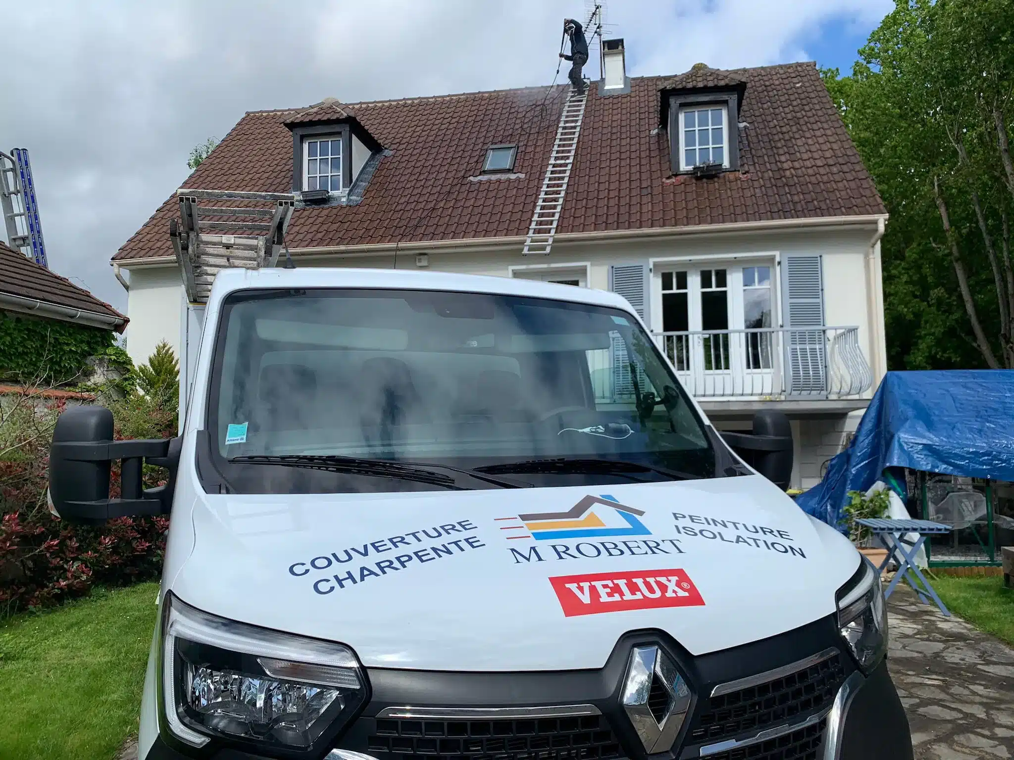 M. Robert Jean-Jacques sur une toiture à Villejuif dans le Val-de-Marne 94 - travaux de nettoyage de toiture